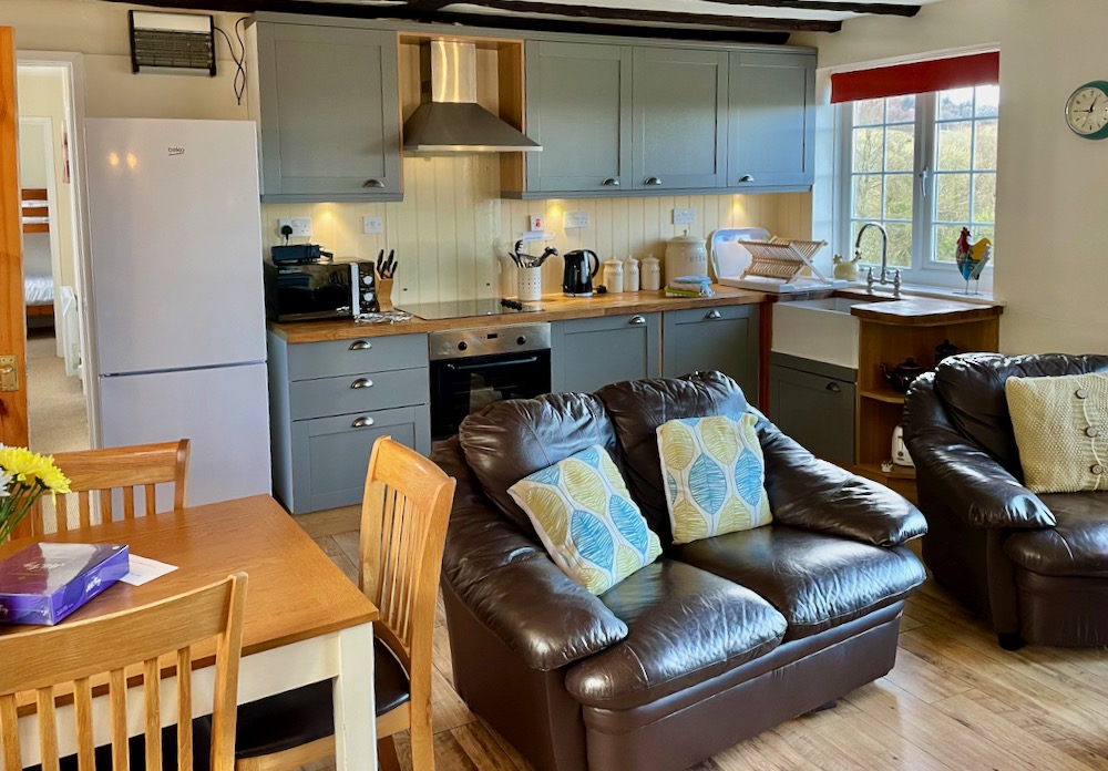 Garden holiday cottage fully fitted kitchen